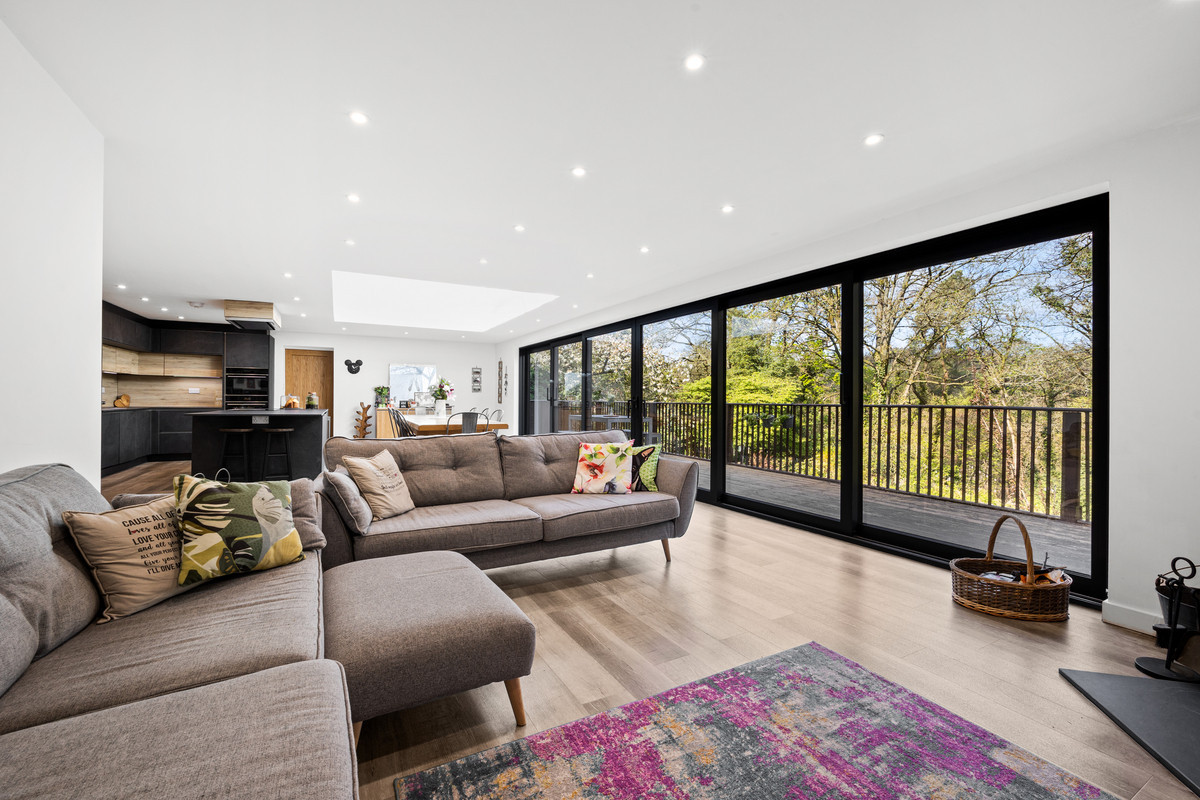 5 bedroom detached house for sale 0
