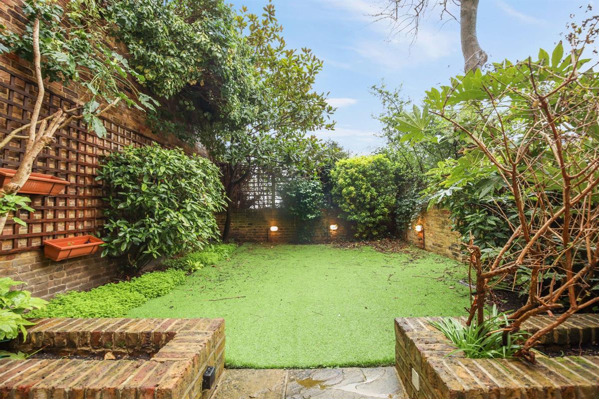 5 bedroom semi-detached house for sale 0