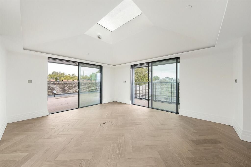 802 Garratt Lane, London photo 4