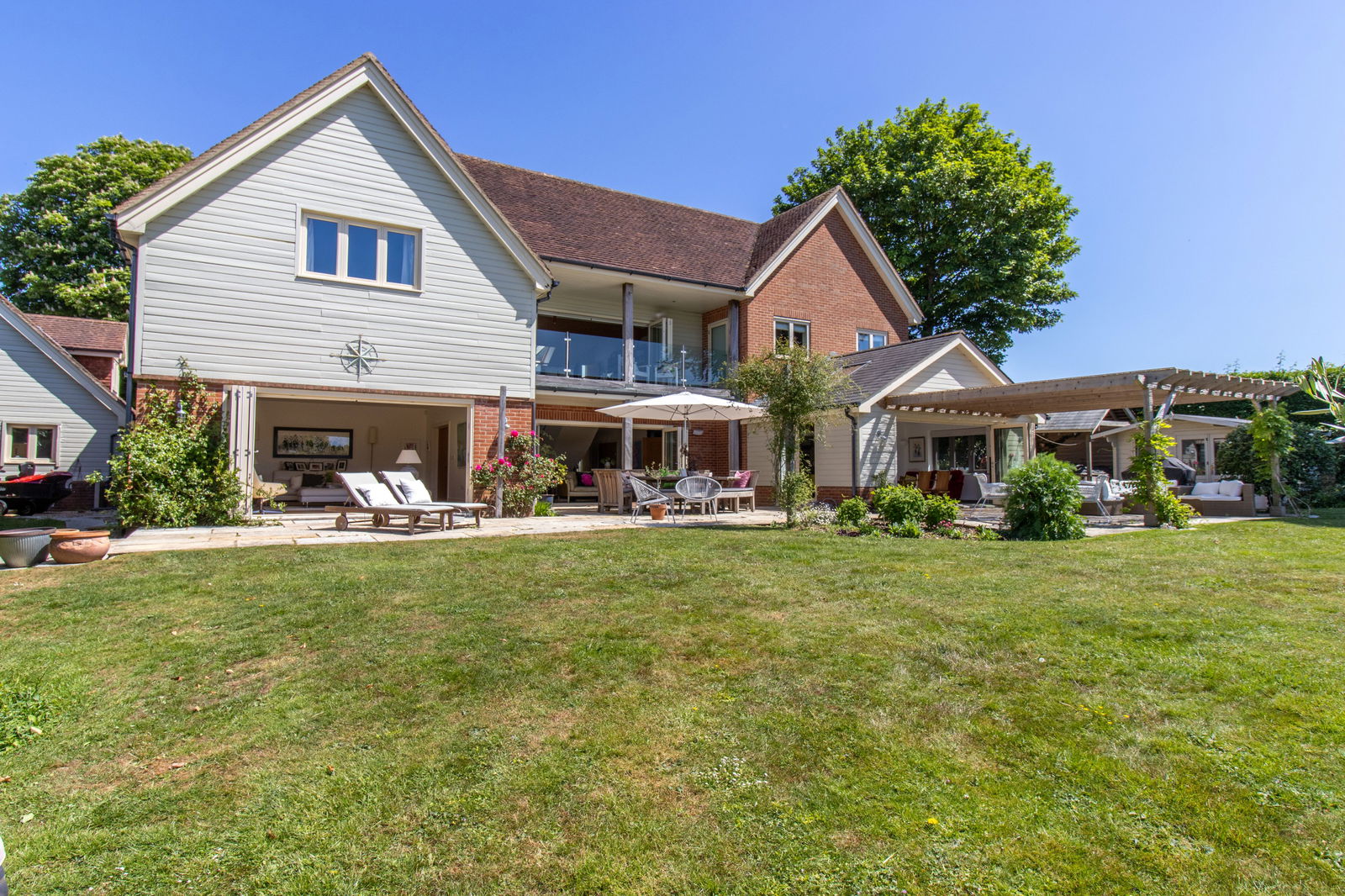 5 bedroom detached house for sale 0