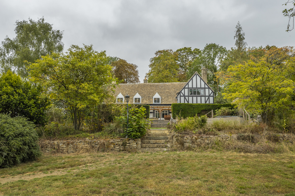 6 bedroom detached house for sale 0