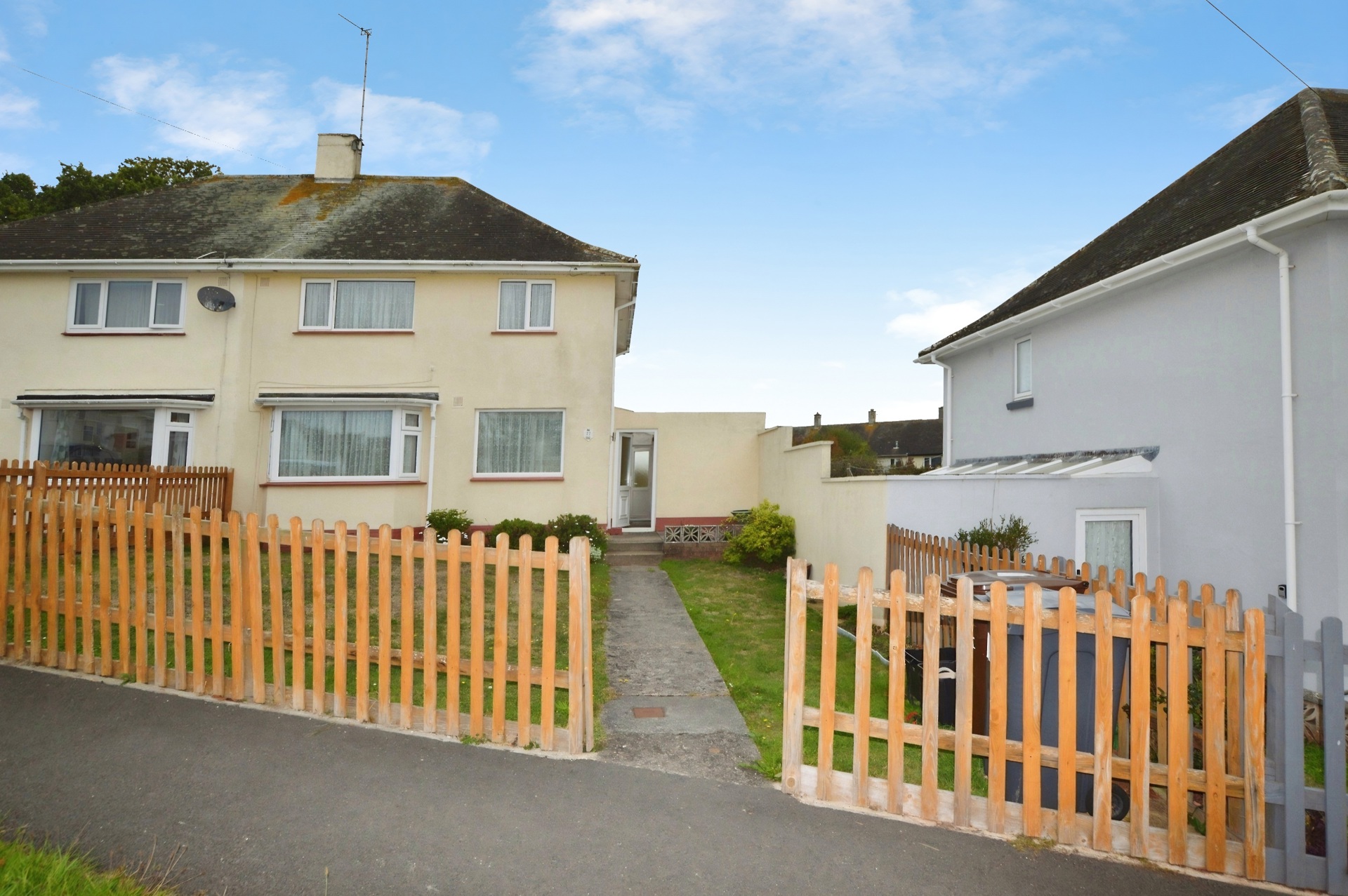 3 bed semi-detached house for sale