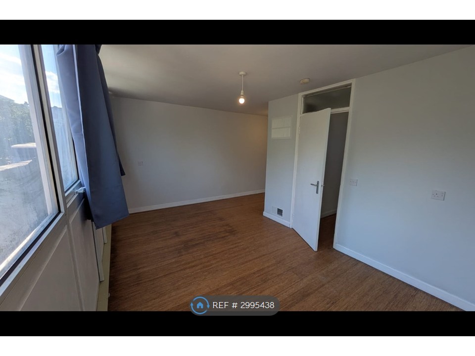Flat, Pondfield House Elder Road, London photo 5