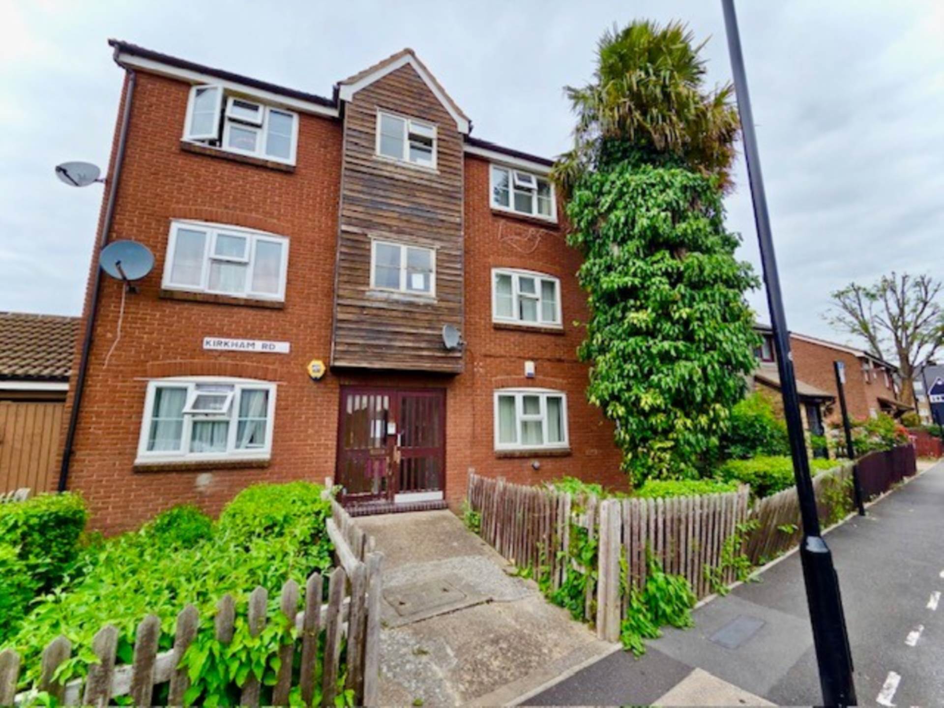 Flat 2, Kirkham Road, London photo 2