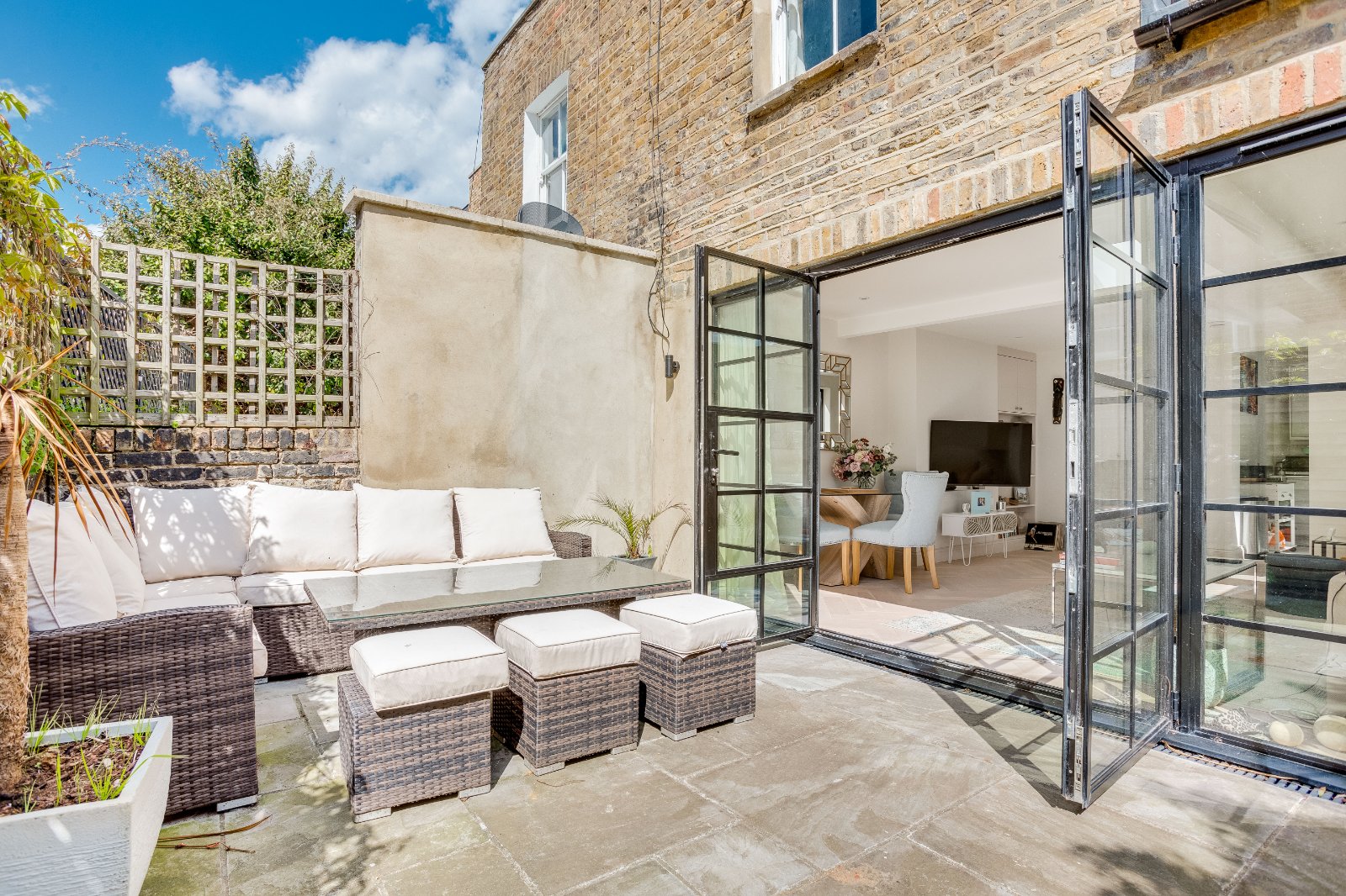 3 bedroom flat for sale 0