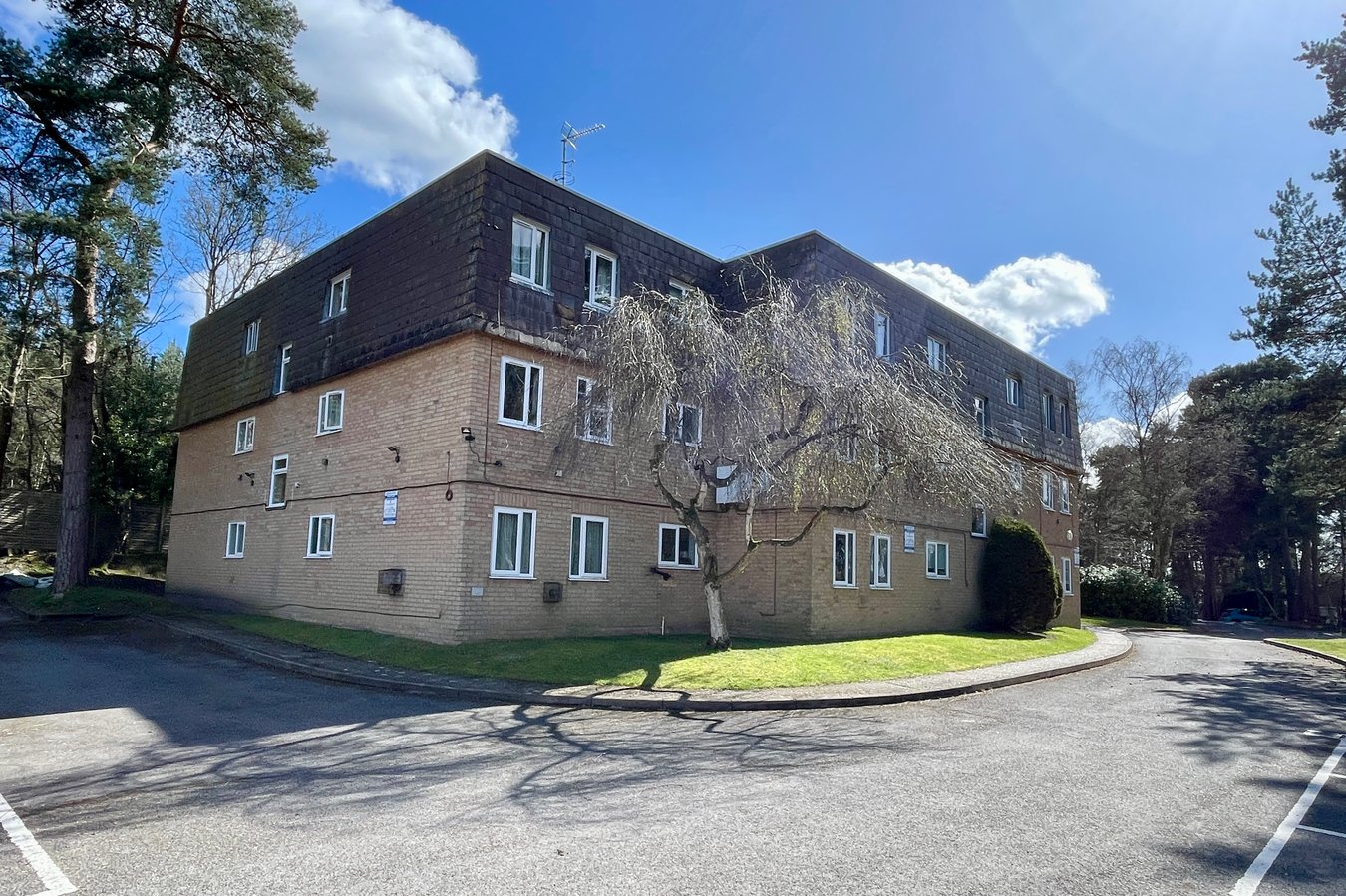1-bed flat on 17, Woodlands Court, SANDHURST, £165,000