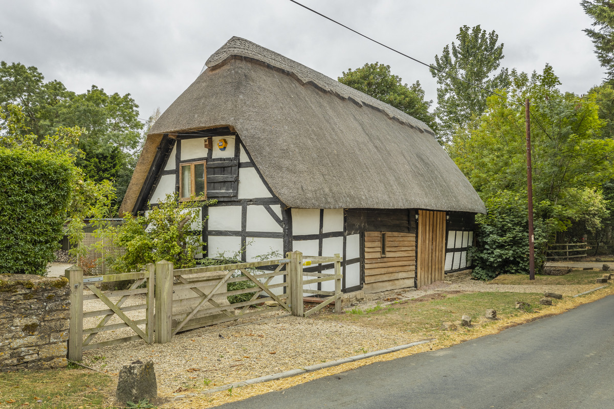 6 bedroom detached house for sale 0