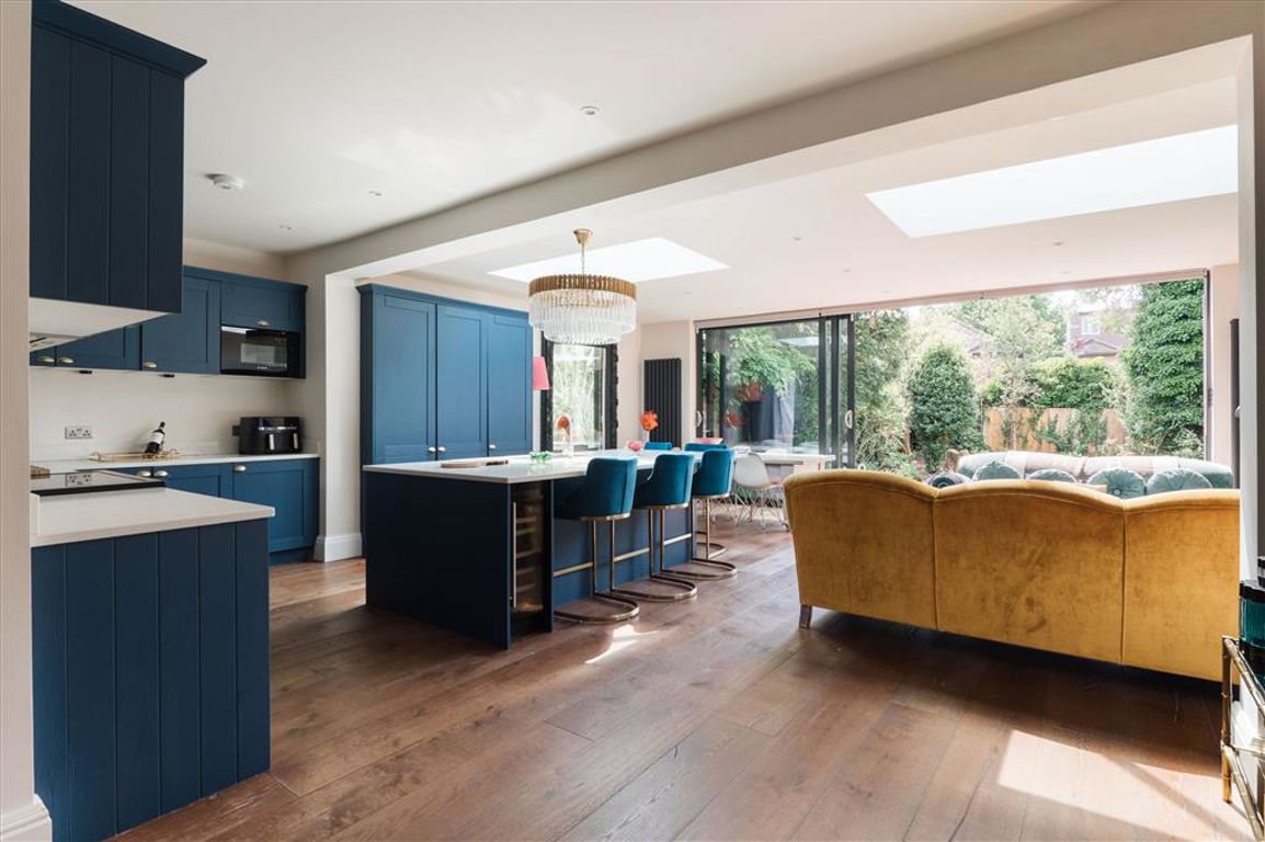 4 bedroom semi-detached house for sale 0