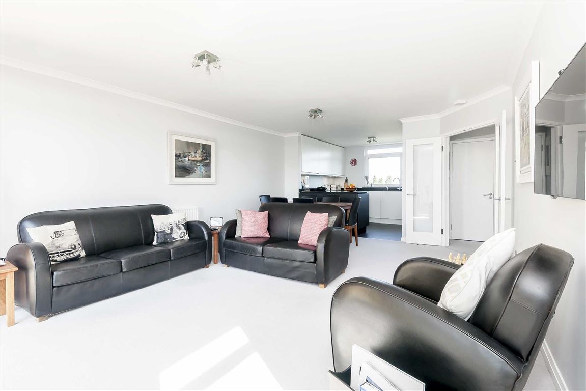 2 bedroom flat in TEDDINGTON
