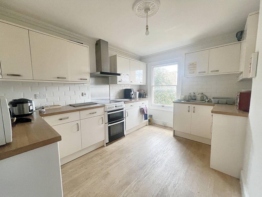 24, Cargate Avenue, Aldershot photo 4