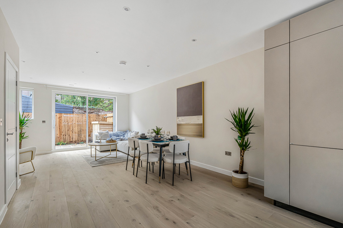 3 bedroom flat for sale in London