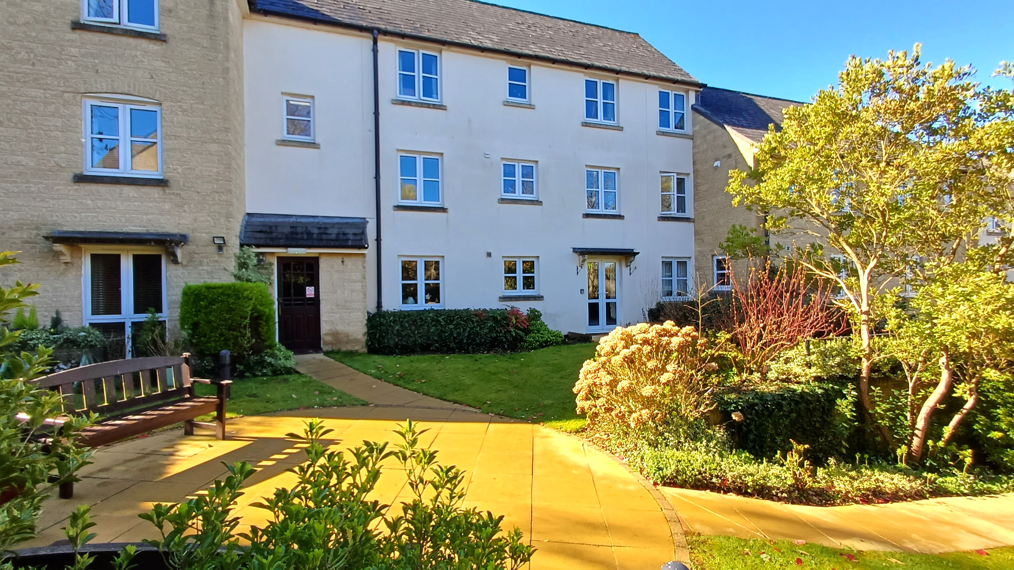 1-bed flat on 11, Norton Green Court, The Green, Chipping Norton, £99,950