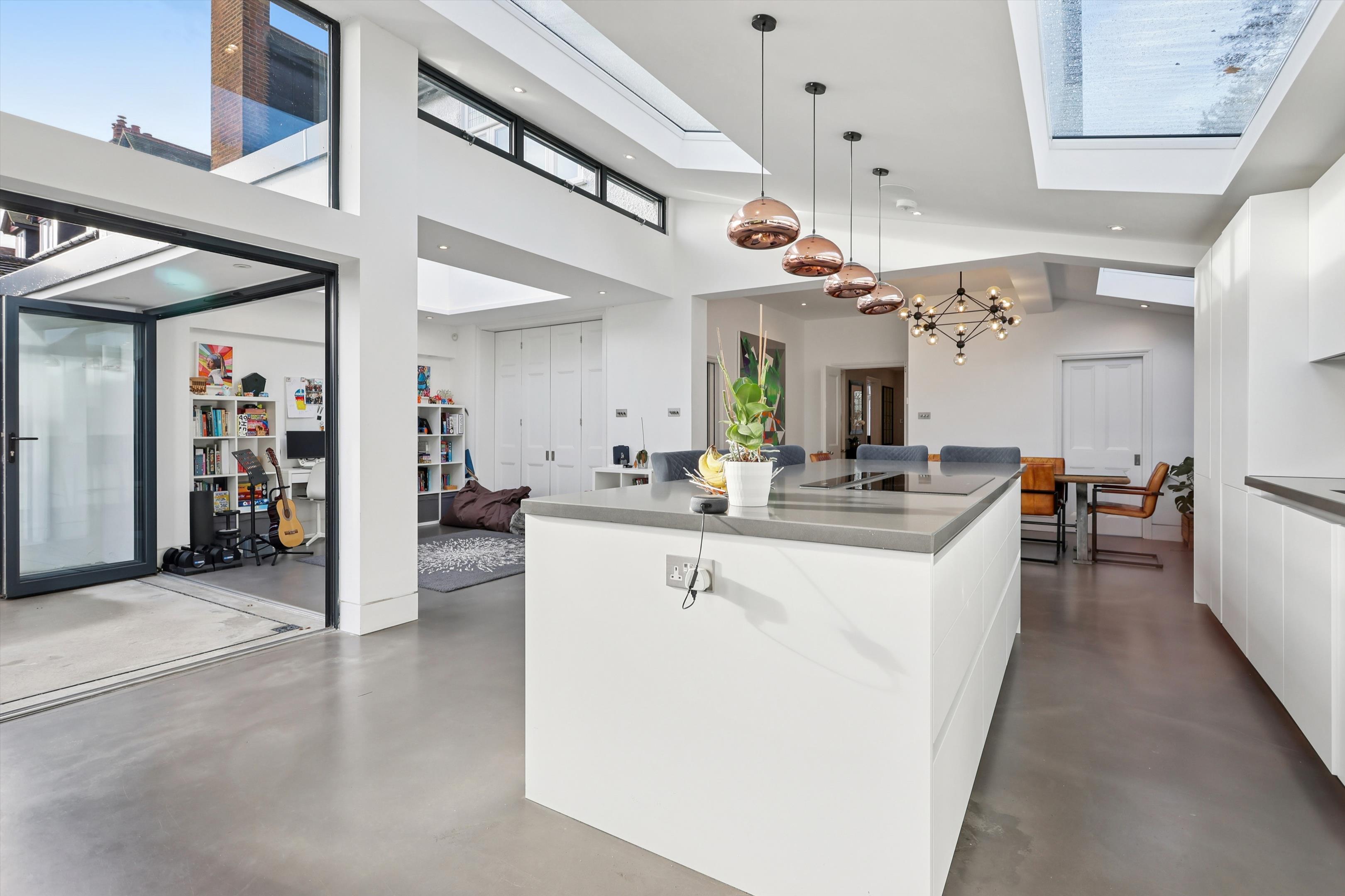 6 bedroom semi-detached house for sale 0