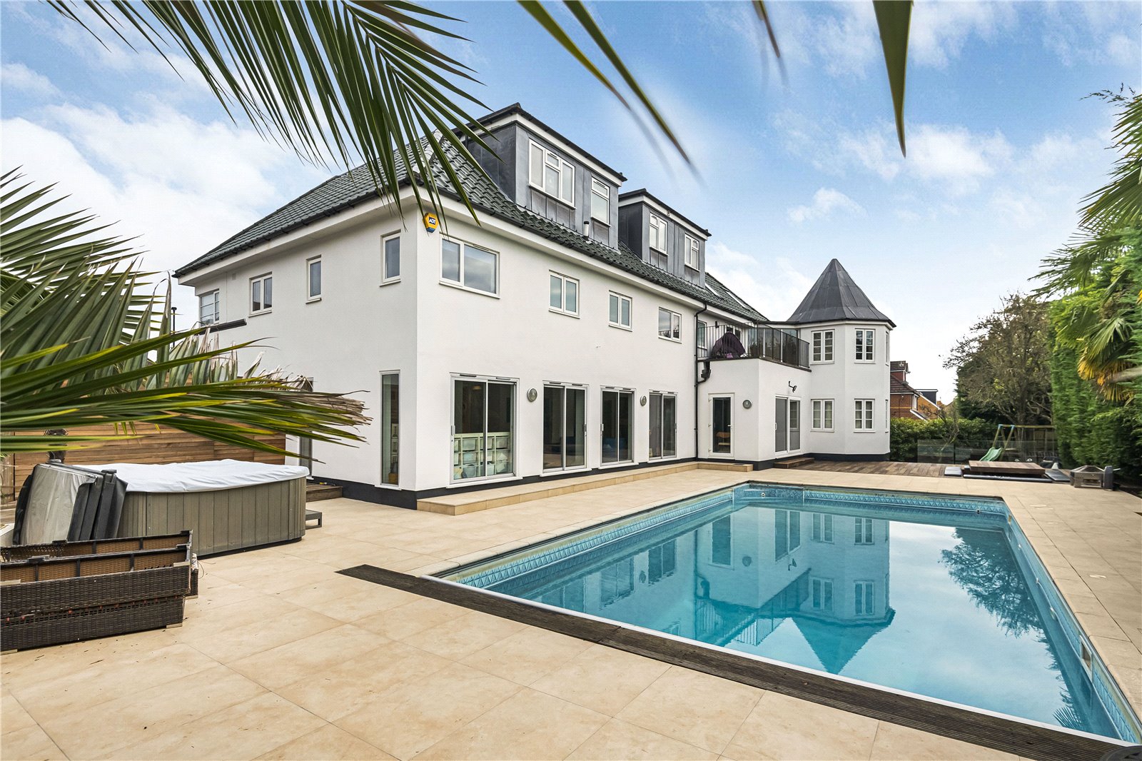 8 bedroom detached house for sale 0