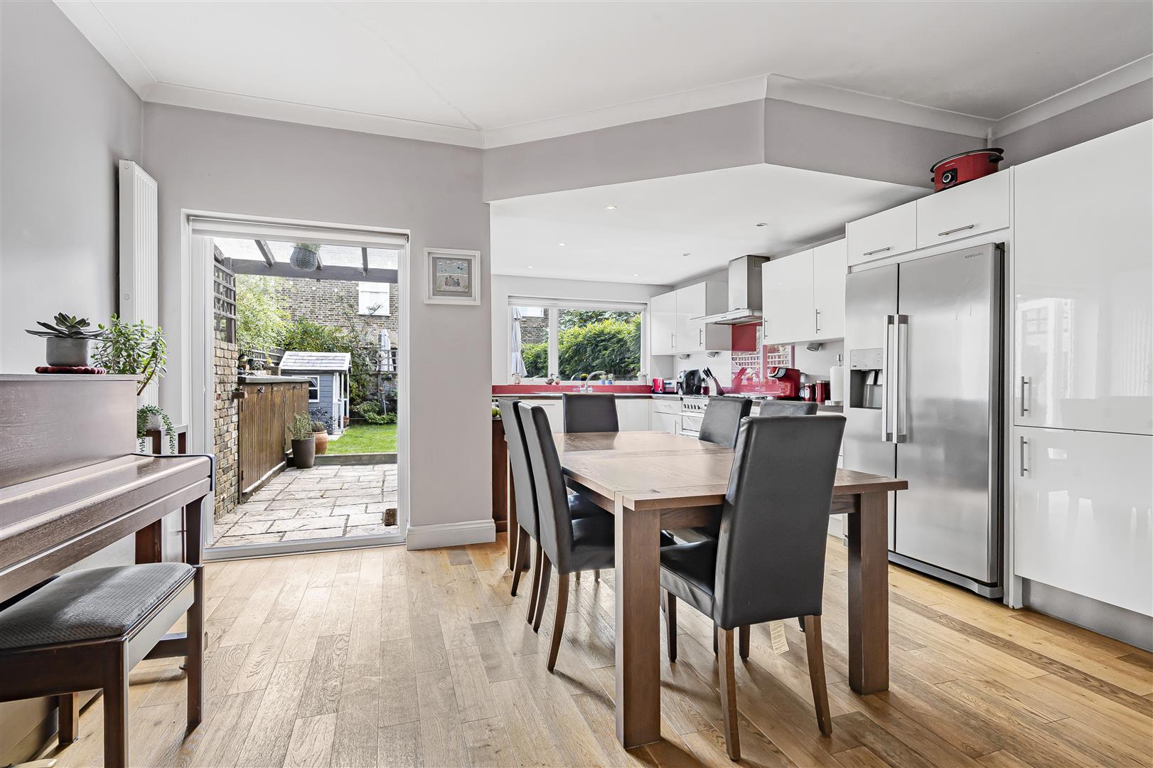 4 bedroom semi-detached house for sale 0