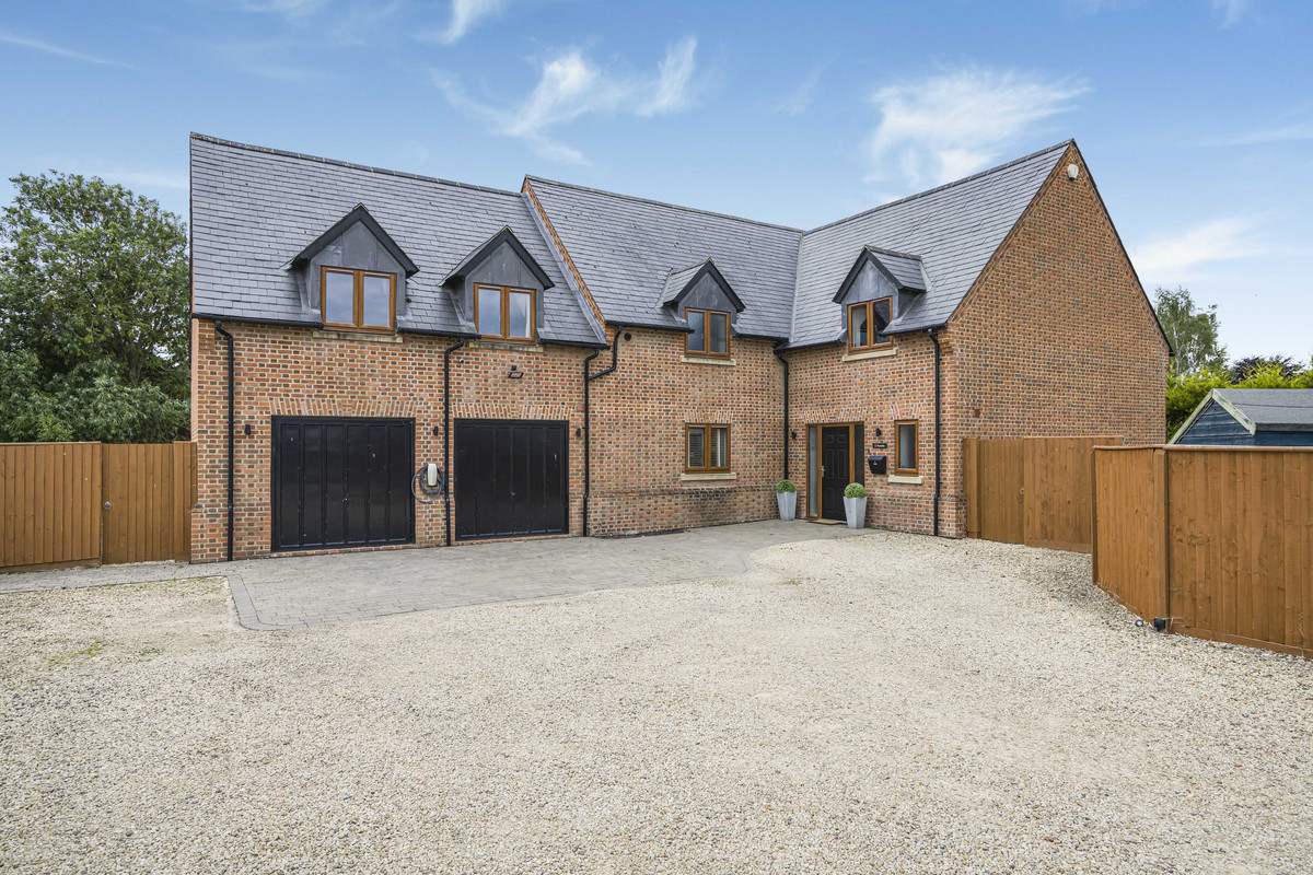 5 bedroom detached house for sale 0