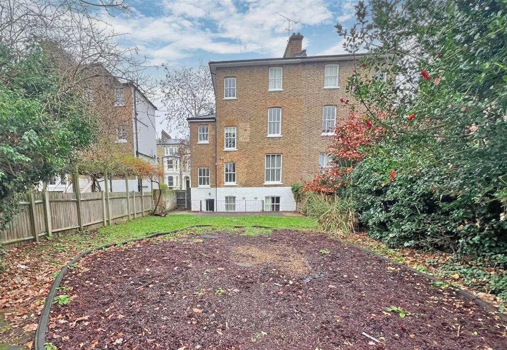 6 bedroom detached house for sale