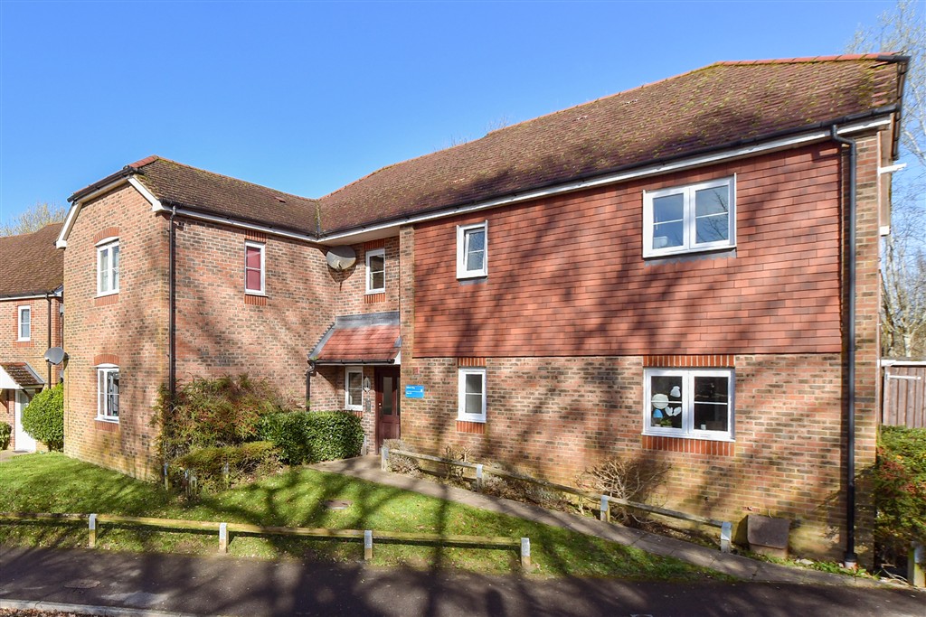 Roberts Way, Cranleigh photo 2
