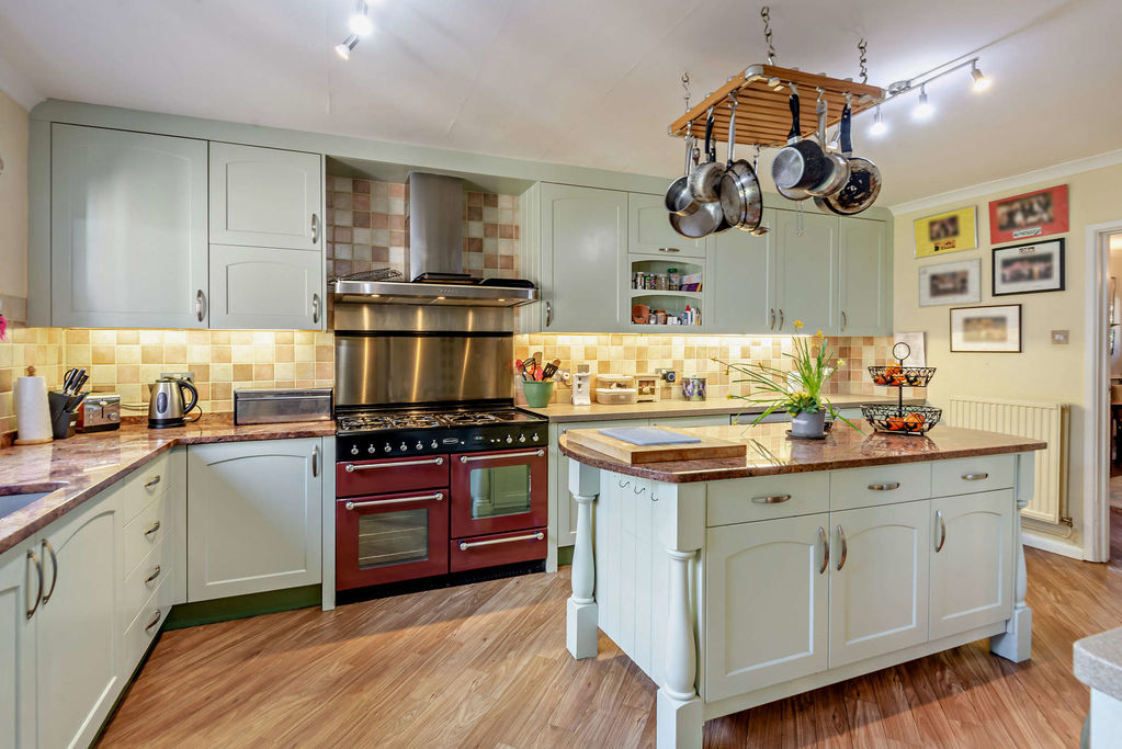 5 bedroom detached house for sale 0