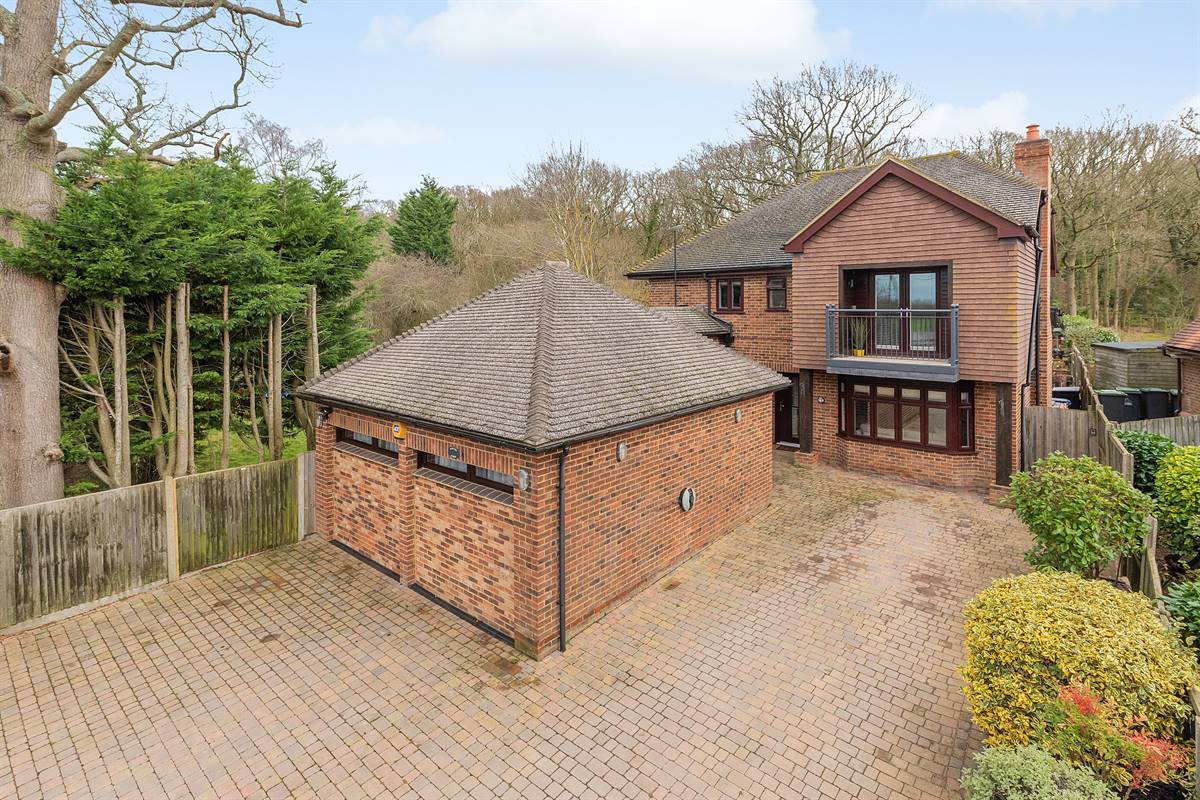 5 bedroom detached house for sale 0