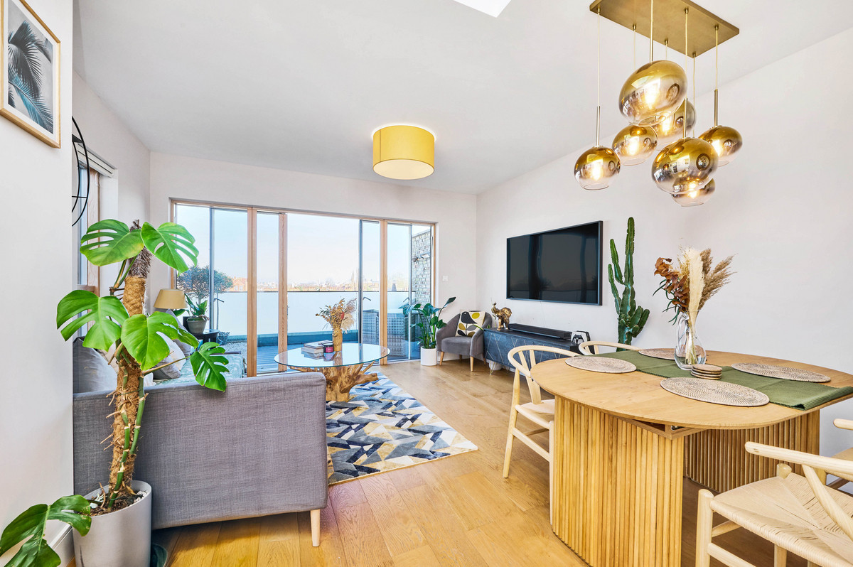 3 bedroom flat for sale 0