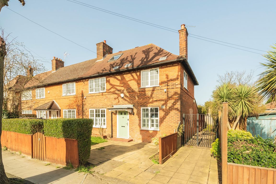 3 bedroom terraced house for sale in London