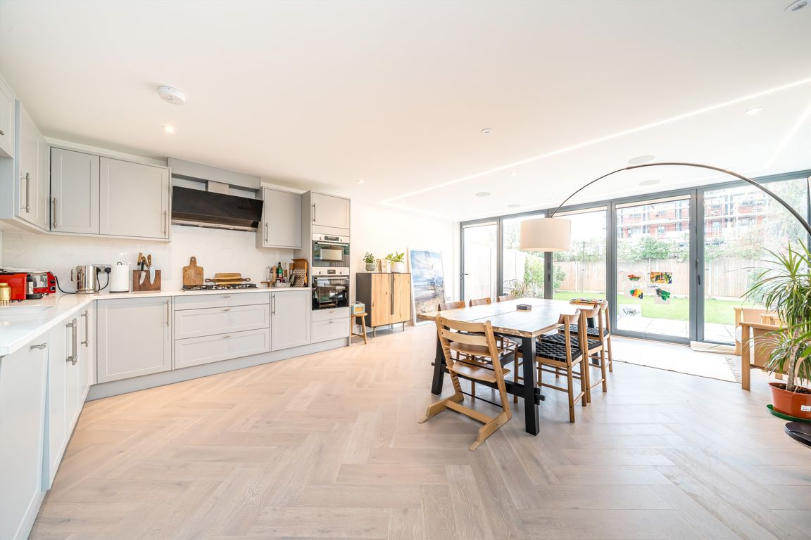 4 bedroom semi-detached house for sale 0