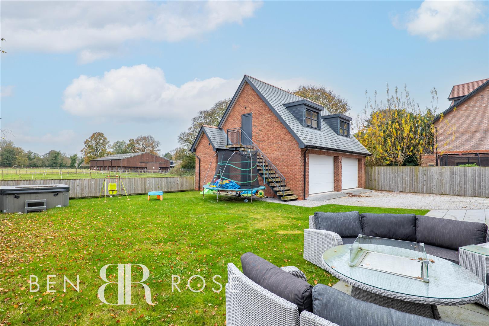 6 bedroom detached house for sale 0