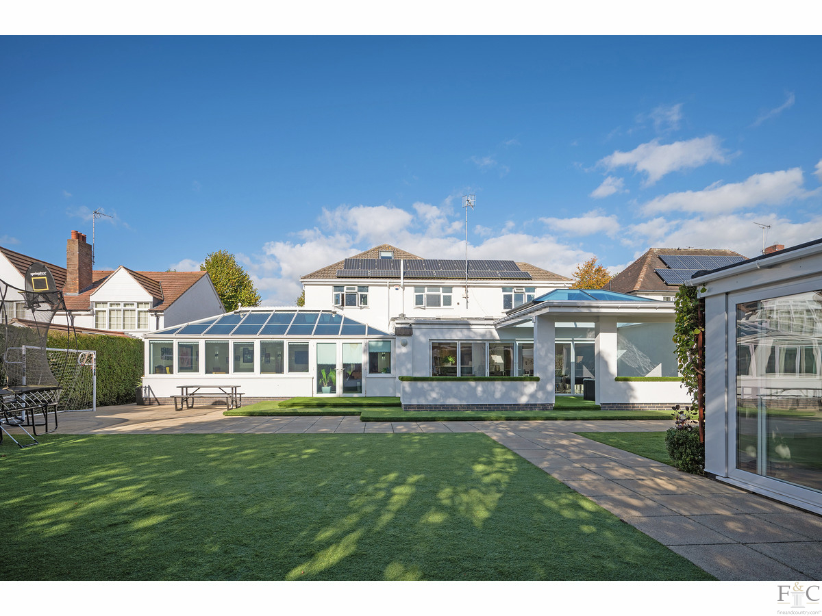 5 bedroom detached house for sale in Chigwell