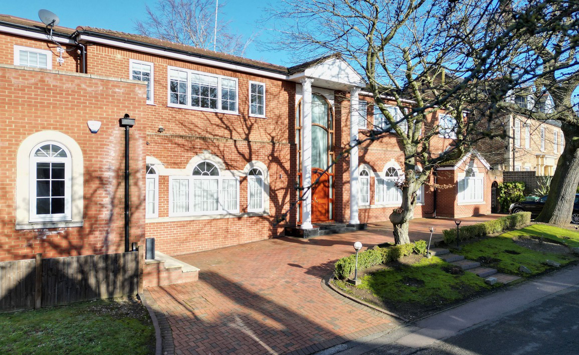 6 bedroom detached house for sale 0