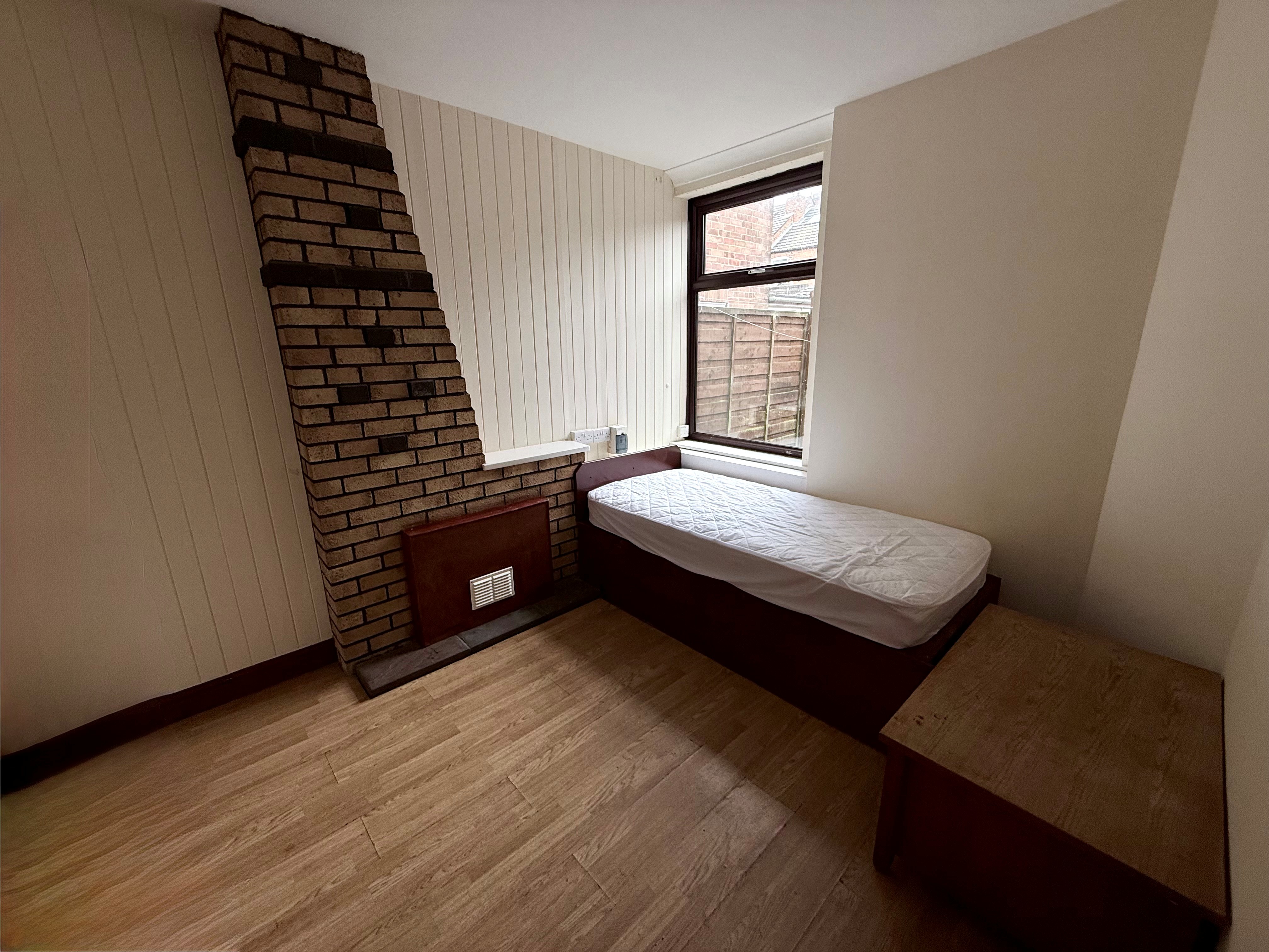 Room 2, GRANTHAM photo 5
