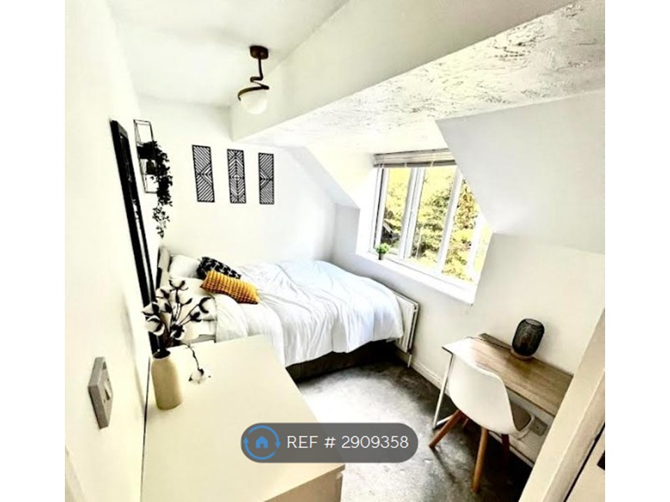 1-bed house on Ashbourne Road Mitcham, London, £880/mo