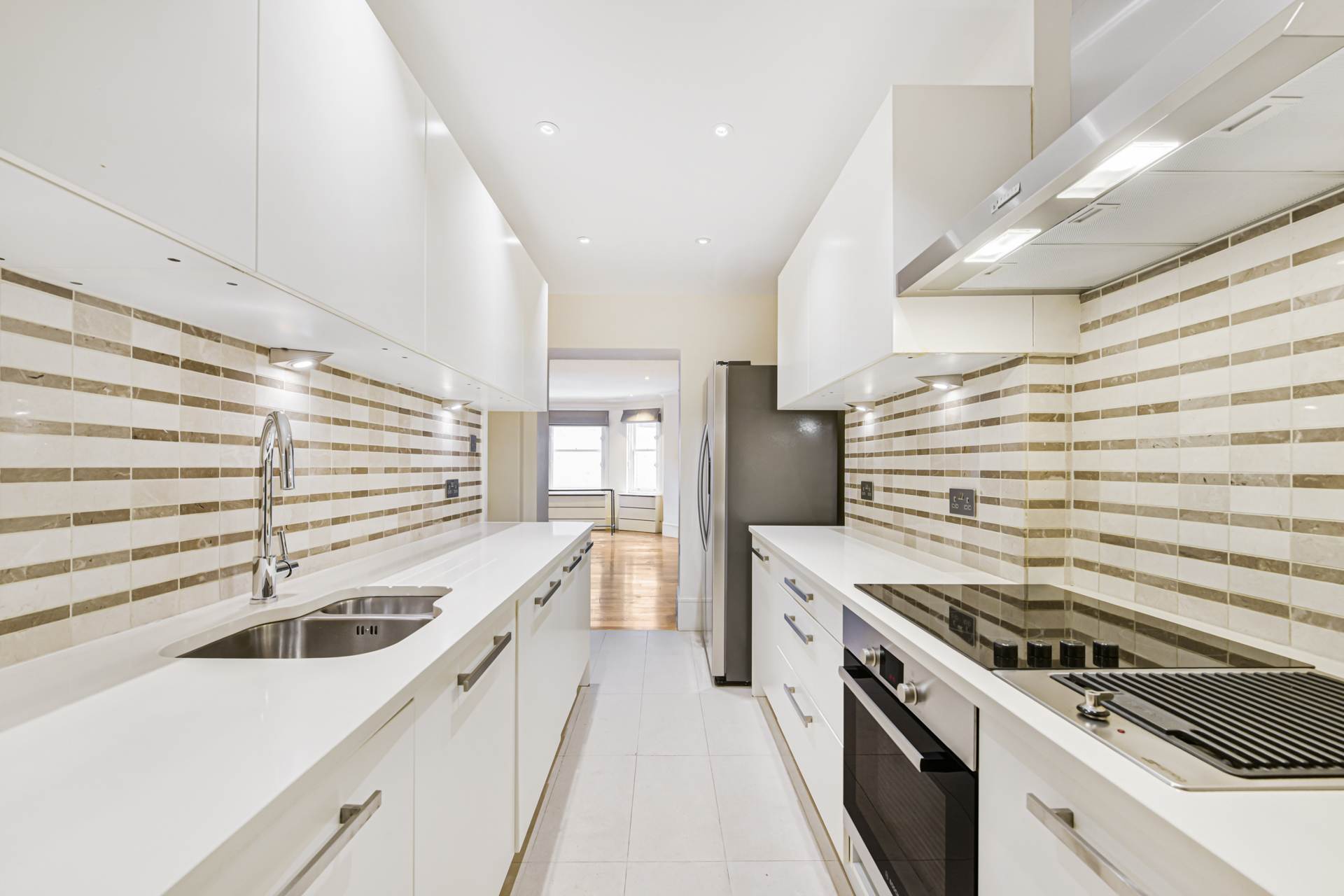 Flat 1, Cadogan Square, London photo 4
