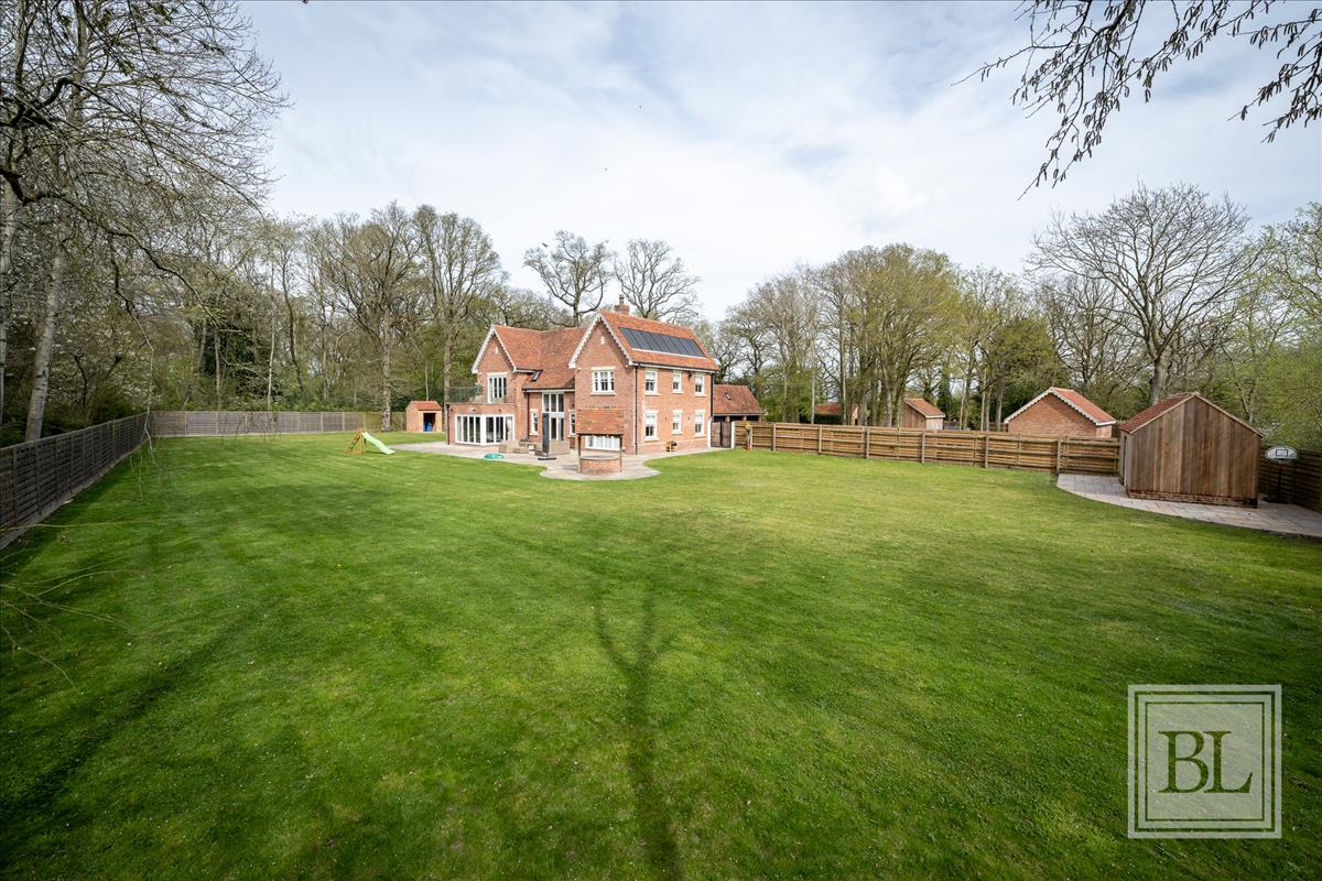 5 bedroom detached house for sale 0