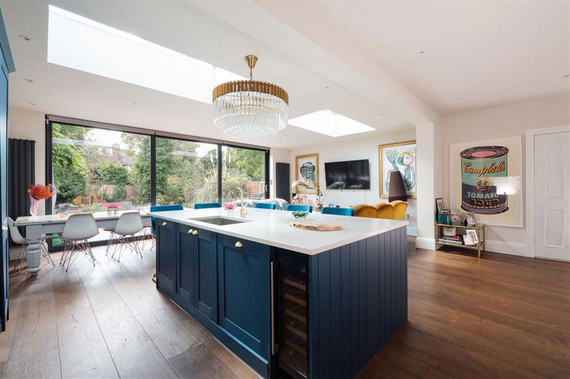 4 bedroom semi-detached house for sale 0