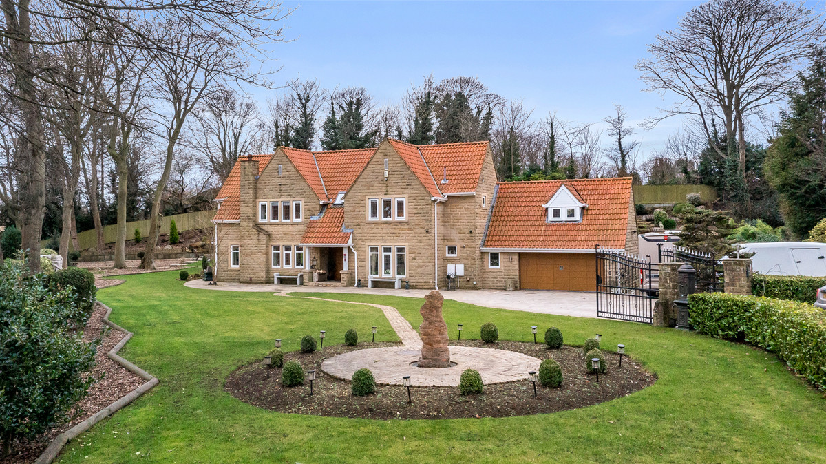 5 bedroom detached house for sale 0