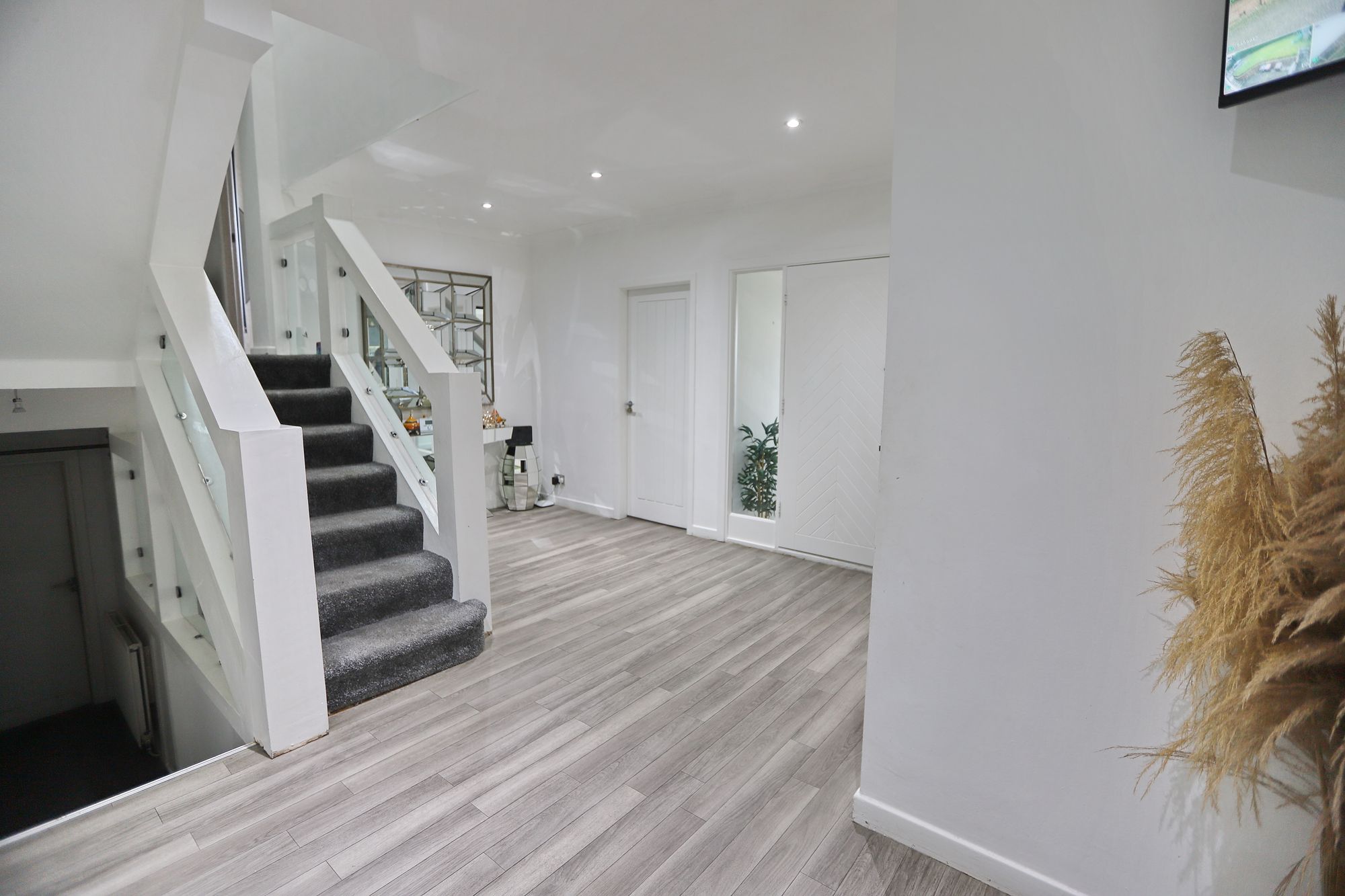 6 bedroom detached house for sale 0