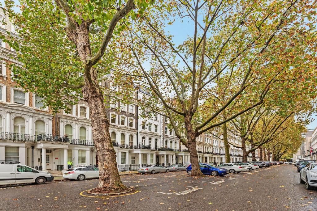 36 Beaufort Gardens, London photo 4