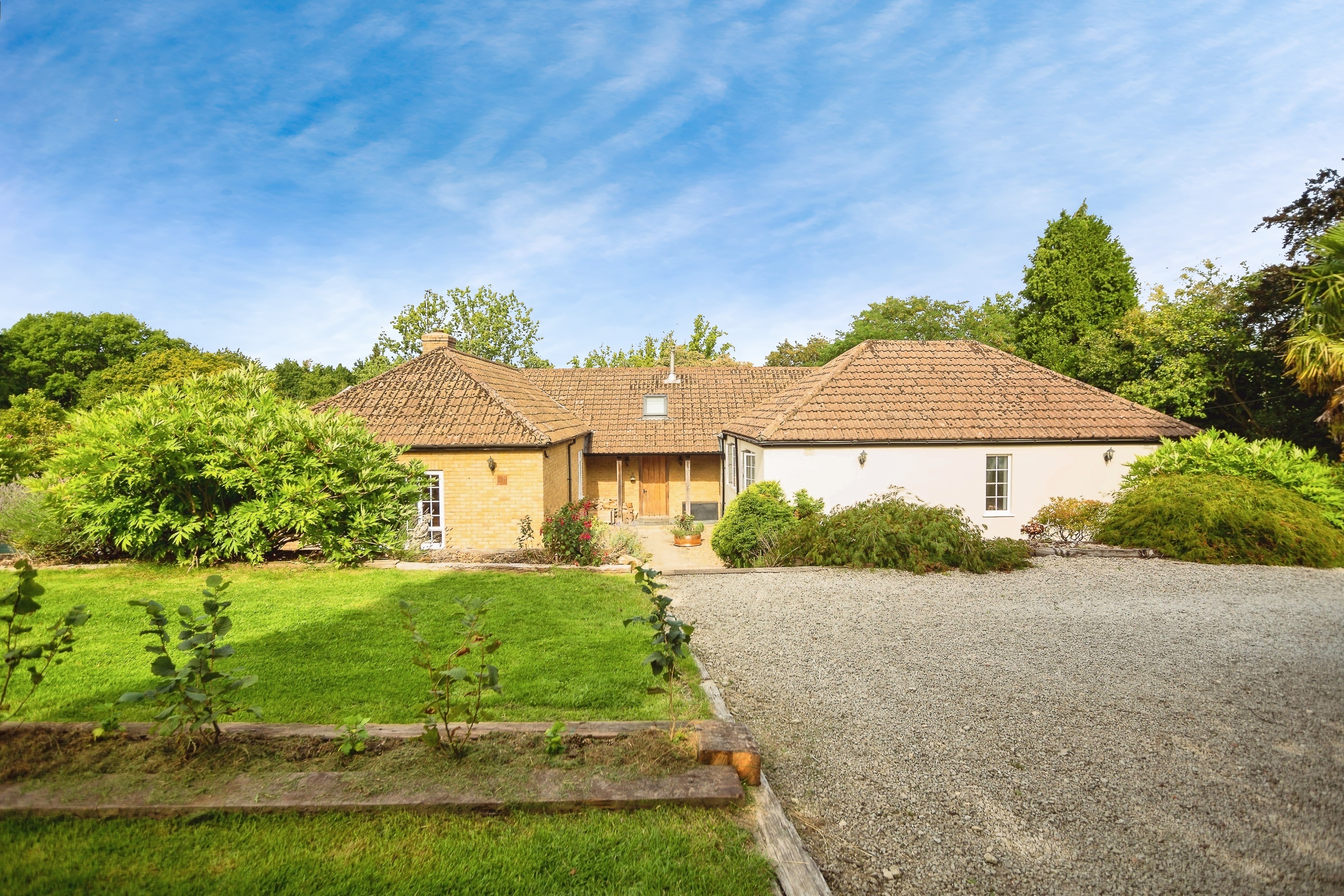 3 bedroom detached house for sale in Guildford