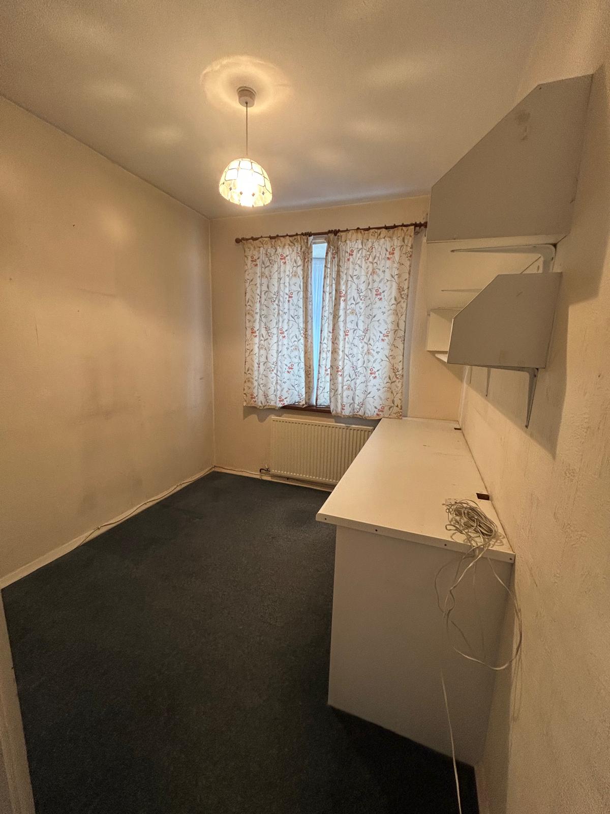 35 Parham Drive, ILFORD photo 4