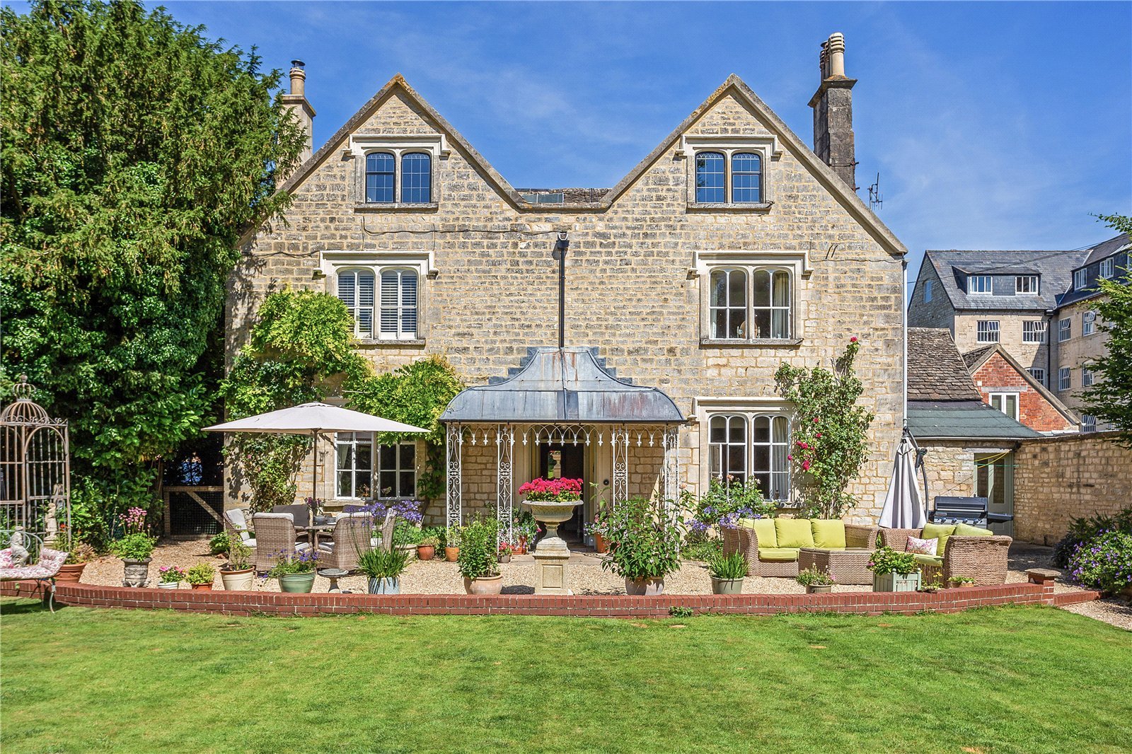 8 bedroom detached house for sale 0