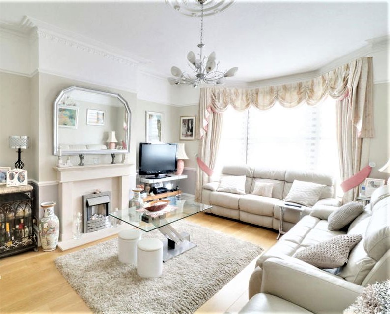 3 bedroom detached house for sale in Guildford