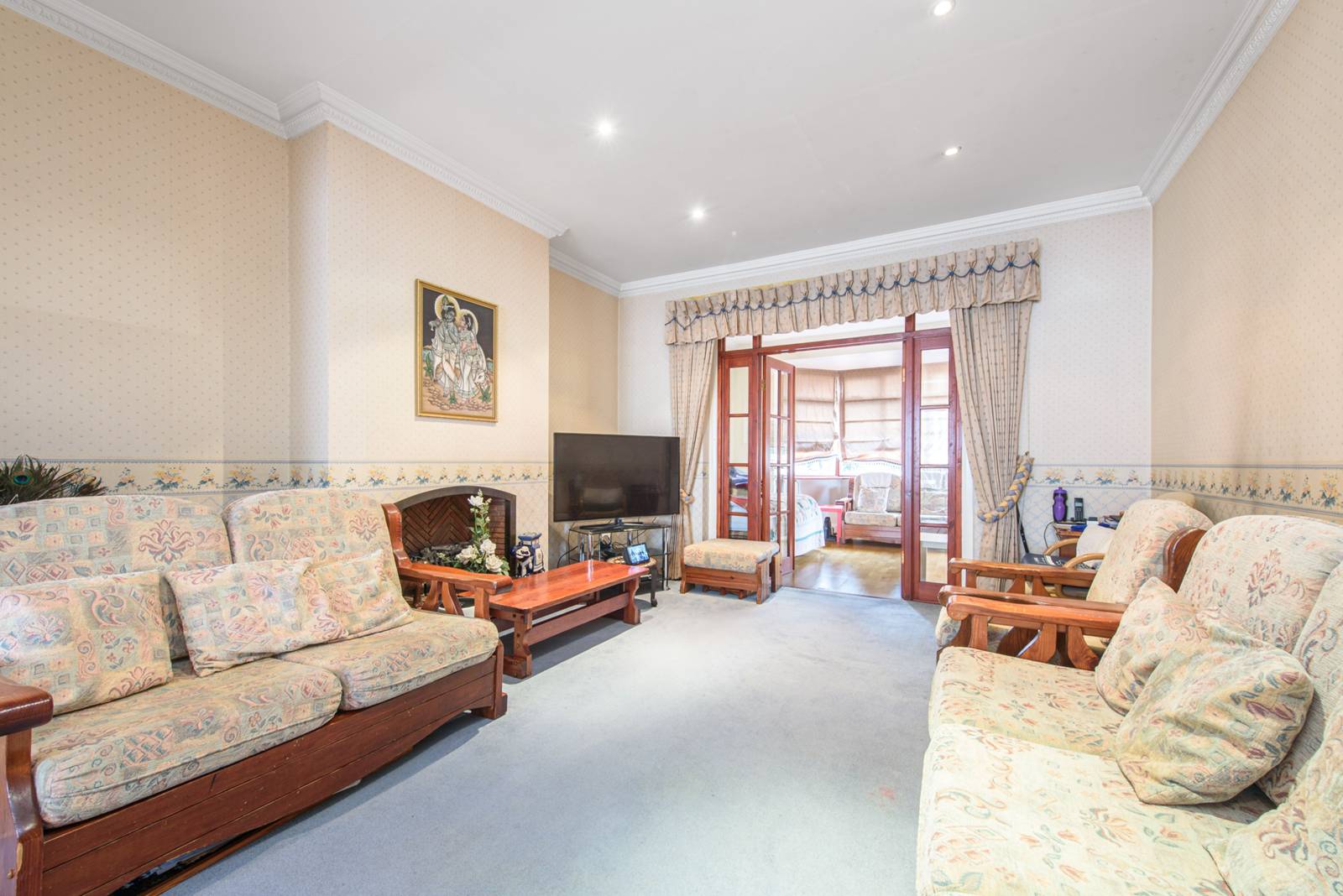 5 bedroom semi-detached house for sale 0