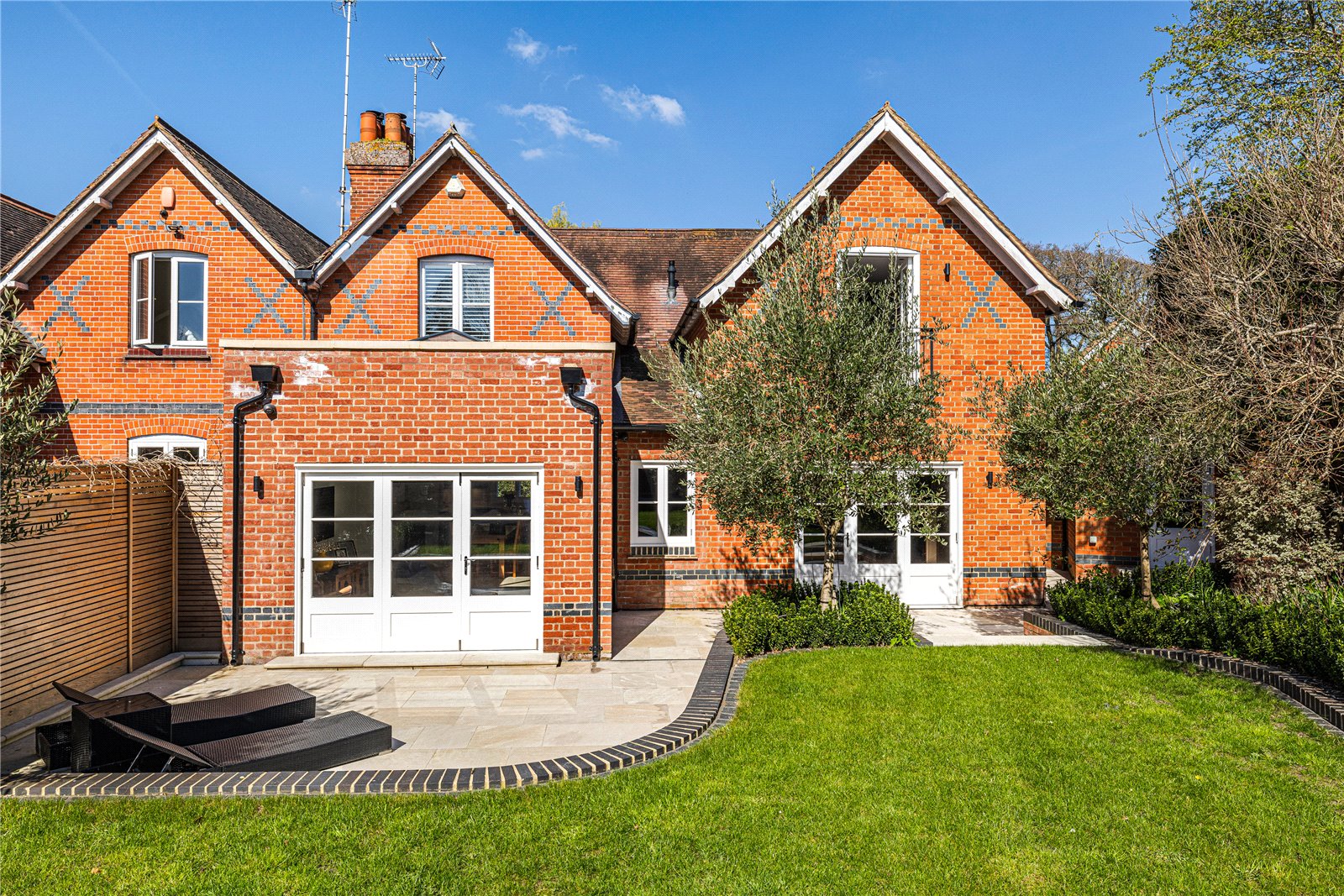 4 bedroom semi-detached house for sale 0