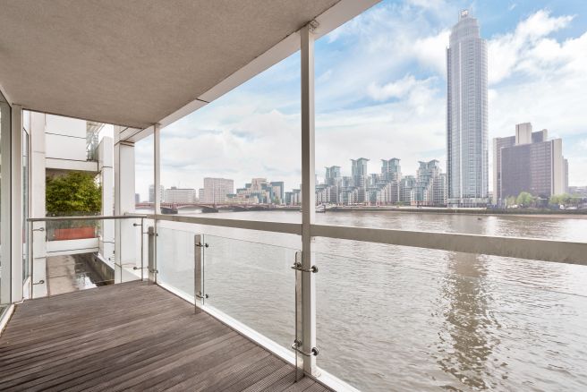 Flat 2 Eagle Wharf, 138 Grosvenor Road, London photo 2