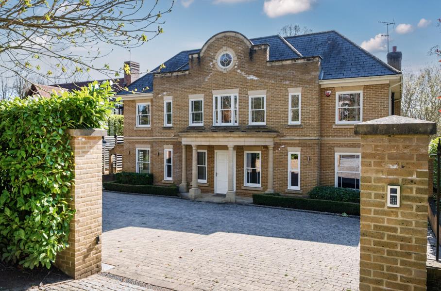 5 bedroom detached house for sale 0